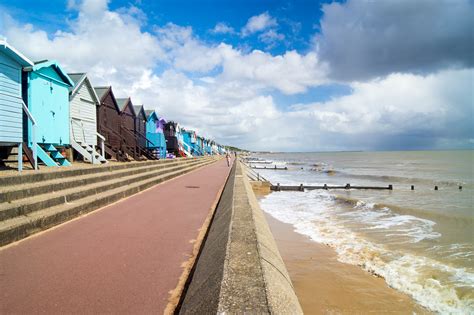 Frinton-on-Sea to Essex - 3 ways to travel via train, taxi, and car