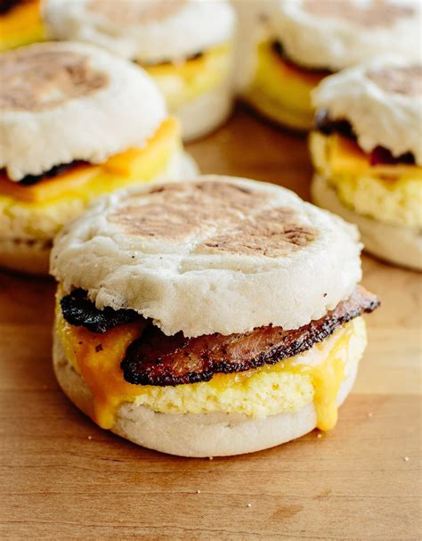 Frozen breakfast sandwich. Layer bottom muffin with the turkey and slice of cheese. 5. Then add cooked egg and top with other half of the muffin. 6. Wrap each sandwich individually in heavy-duty aluminum foil, wax paper, or parchment paper and place them in a freezer safe resealable bag. Remove as much air as possible to prevent freezer burn. 