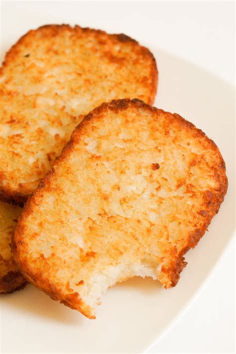 Frozen hashbrowns. Start by placing the frozen hashbrowns and vegetable oil in a bowl and toss with your hands until the hashbrowns are coated with the oil. Add the frozen hashbrowns into the air fryer basket. Set the air fryer to 400F. For tender hashbrowns, set the cooking time to 15 minutes. For really crispy hashbrowns, set the cooking time for 18 minutes. 