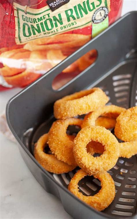Frozen onion rings. Preheat your air fryer to 400°F (205°C) and spray the air fryer basket or trays with nonstick cooking spray. …. 2. Arrange onion rings in a uniform layer in the basket or on trays. …. 3. Air cook the onion rings for about 4-5 minutes, then flip them over and air fry for another 4-5 minutes. 