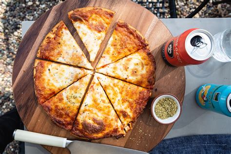 Frozen pizza on the grill. To cook the frozen pizza on the gas grill, follow these step-by-step instructions: Remove the frozen pizza from its packaging and place it directly on the grill grates. Make … 