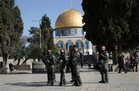 Fuerzas israelíes asaltan mezquita de al-Aqsa en Jerusalén y arrestan a más de 350 personas