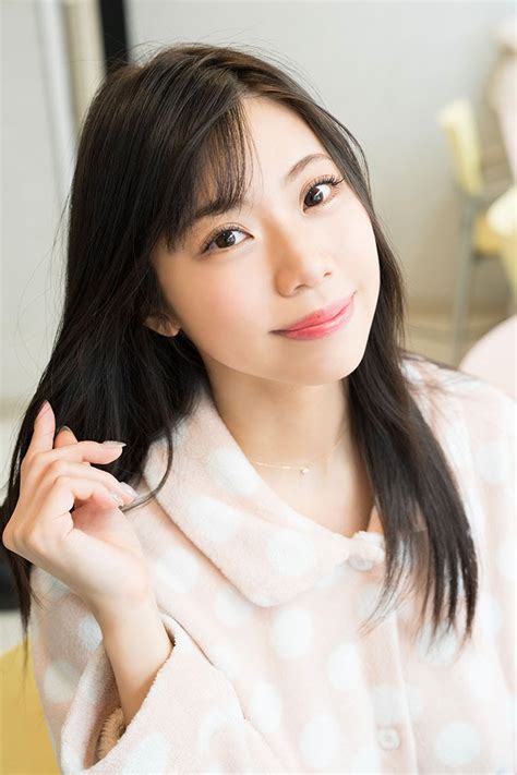 鈴木 ふみ奈（すずき ふみな、1990年7月5日 - ）は、日本のグラビアアイドル、女優。埼玉県出身。オフィスポケット所属。 