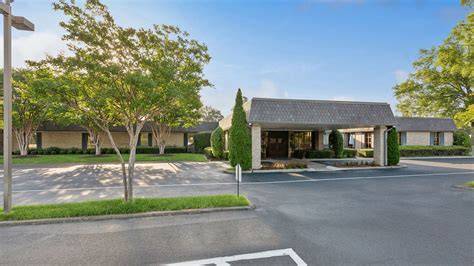 Funeral homes memphis.  Find trusted funeral homes and cremation services in Memphi...