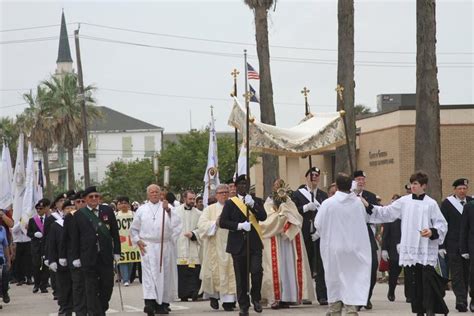 Funeral procession houston.  By the time the procession arrived, the cr...
