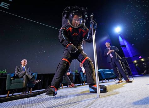 Future NASA moonwalkers to sport sleeker spacesuits