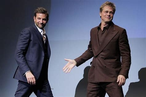 Gözümüz Gönlümüz Açıldı: Brad Pitt Bradley Cooper'a "Maestro" Filminin İlk Ödülünü Kendi Elleriyle Verdi