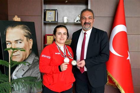 Gülay Candemir Milli Sporcu Yadigar Yiğit Kemer Maçında Şampiyon .