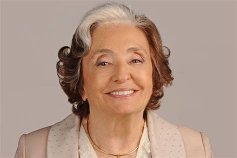 Gülten Dayıoğlu kimdir, hayatı ve eserleri hakkında bilgi verir . 