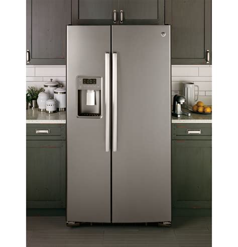 GE French door bottom freezer refrigerators offer the ultimate convenience to help you manage your day with the main refrigerator up top and the freezer drawer down below. Look for features like hands-free AutoFill, filtered cold water dispensers, ice makers, and advanced water filtration. SEE ALL GE FRENCH DOOR REFRIGERATORS.