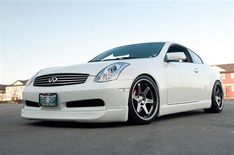 All specifications, performance and fuel economy data of Infiniti G35 Coupe 6MT (222 kW / 302 PS / 298 hp), edition of the year 2006 since mid-year 2005 for North America , including acceleration times 0-60 mph, 0-100 mph, 0-100 km/h, 0-200 km/h, quarter mile time, top speed, mileage and fuel economy, power-to-weight ratio, dimensions, drag coefficient, etc.