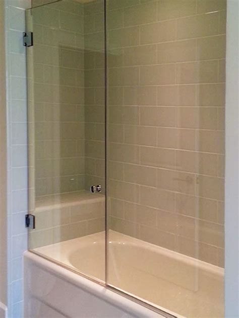 Gambar tanpa royalti Glass tub enclosure - Shutterstock - balustradellc