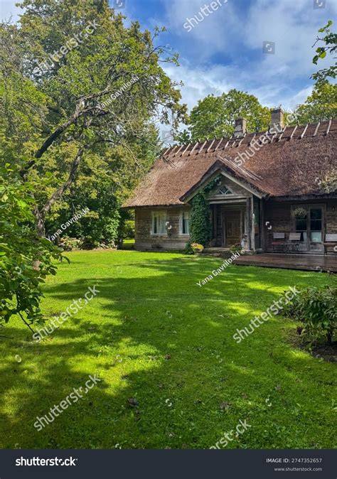 Gambar tanpa royalti House of herbs - Shutterstock - raincitystudios.com