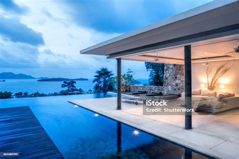 Gambar tanpa royalti Luxury mini pool - Shutterstock - balustradellc