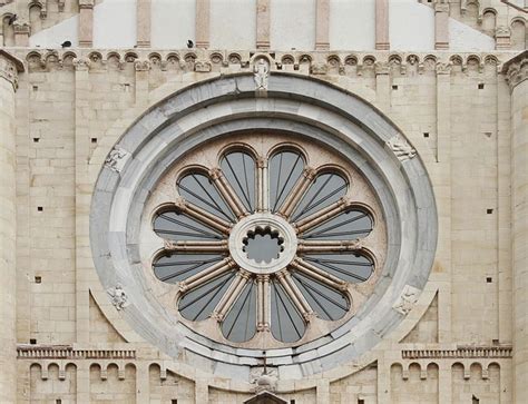 Gambar tanpa royalti Rose window on facade - Shutterstock - balustradellc