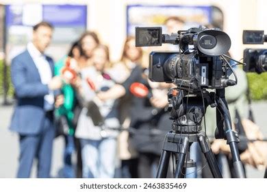 Gambar tanpa royalti Young people filming camera - Shutterstock - balustradellc