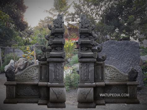 Gapura batu berornamen dengan karakter Cina di atas halaman. - balustradellc