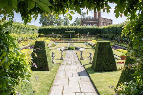Gardens with royal heritage and fame / RHS Gardening - raincitystudios.com
