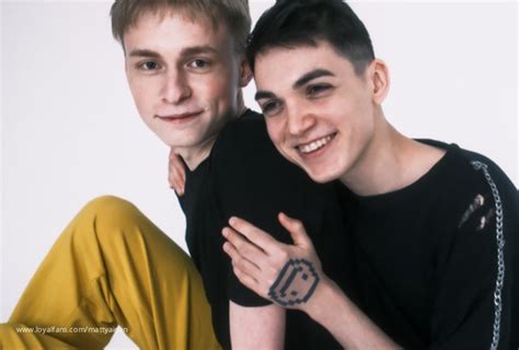 GAY TWINK CUM SWALLOWING