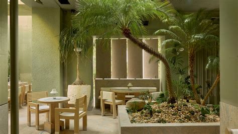 Golden Avenue - Glamour Typeface - muktibox.com