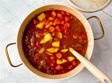 Goulash is a classic Hungarian stew perfect for winter. How to make it - balustradellc