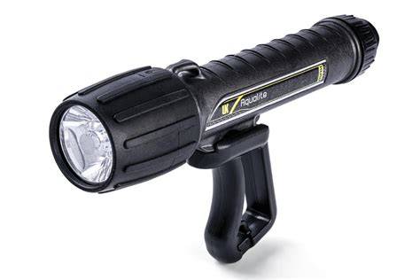 Great Underwater Lights for Scuba Divers in 2022 - raincitystudios.com