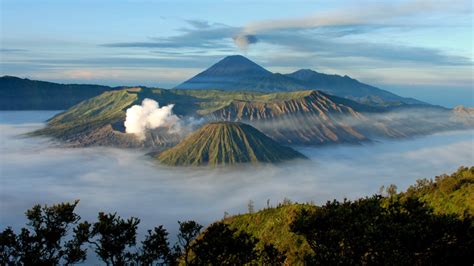 Gunung Bromo: Keindahan Gunung Berapi Aktif dengan Panorama Wisata ... - balustradellc