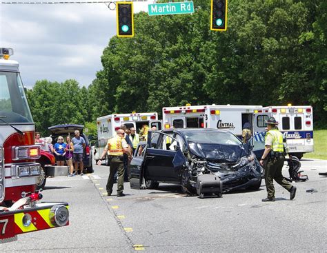 A multivehicle wreck shut down all northbound lanes of Ga. 400 in Forsyth County during the evening commute Friday, authorities said. A dump truck rolled over near Browns Ridge Road around 3 p.m ...