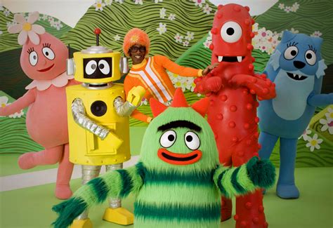 As promised, a recount of our trip to Yo Gabba Gabba. Last month, I managed to secure a visit to the top-secret set, where shooting for season two was winding down. Evan, clutching his Brobee doll, and cousin Jordan, grabbing a Plex toy, joined me on the trip (providing a good alibi -- uh, yeah, I'm visiting the set purely for their enjoyment).. 
