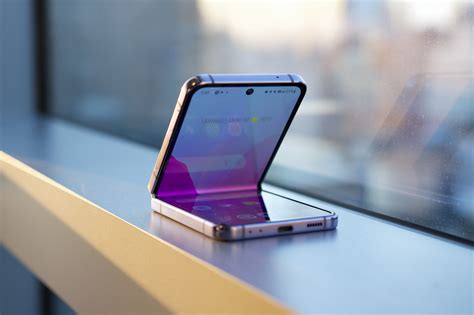 Galaxy z flip 4 review. Samsung Galaxy Z Flip 4 Design The Flip 4 is one of the most uniquely beautiful phones on the market. Beautifully designed, the Flip 4 features a purple-hued glass case and shiny aluminum frame. 
