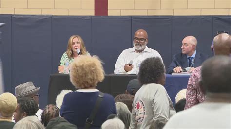 Galewood residents discuss plans for migrant shelter at Amundsen Park during community meeting