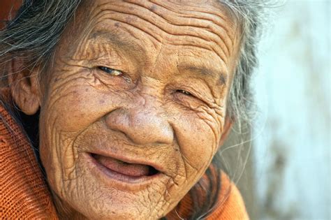 Gambar nenek tua bogel. .  ...