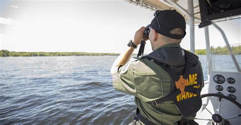 Game warden requirements. Federal game warden trainees typically complete 20 weeks of basic training at a federal law enforcement agency. This training covers a wide range of topics, ... 