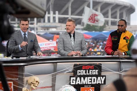 Oct 16, 2023 · College GameDay will begin at 9:00 a.m. ET and conclude around noon ET when the final predictions are made. at this link. Week 1: Darius Rucker (Charlotte, UNC-SC) Week 2: Joe Namath (Alabama ... . 