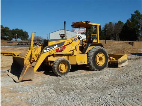 Gannon box scrapers are the “workhorse” of the construction industry. These box scrapers are ideally designed for use on Category II industrial tractors, skip loaders and agricultural tractors ranging from 40 – 100 hp. Their rugged construction is well suited to tackle the most demanding worksite leveling jobs.. 