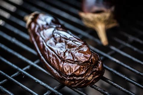 Ganze aubergine grillen