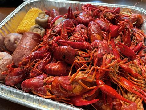 Here's a quick video of how your select and jumbo crawfish are sorted by the supplier. As the crawfish ride the rollers, the rollers get wider as they.... 