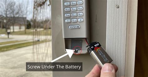 Garage keypad battery replacement. This video demonstrates how to replace the battery on your Chamberlain garage door opener. Additional Resources:Technical Support: http://bit.ly/ChamberlainT... 