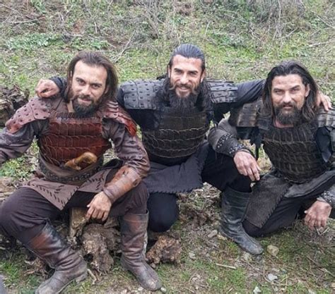 Gardaşlar! Eli Baltalı Turgut Alp'i Canlandıran .