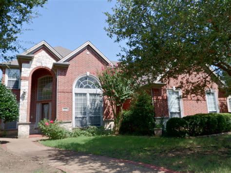 Garland houses for sale. In the past month, 147 homes have been sold in Garland. In addition to houses in Garland, there were also 23 condos, 36 townhouses, and 2 multi-family units for sale in Garland last month. Garland is a minimally walkable city in Dallas County with a Walk Score of 40. Garland is home to approximately 226,776 people and 63,885 jobs. 