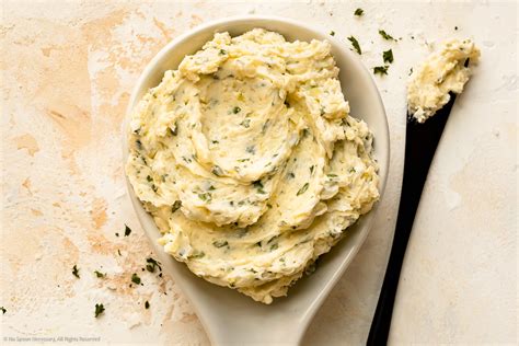 Garlic Butter (Flavor Variations + Ways to Use It!) - No