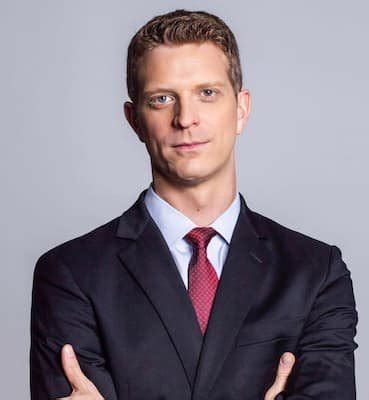 How Tall Is Garrett Haake. At an early age, he learned to be comfortable in new situations as his family moved from San Francisco to Boston, to Germany to accommodate his father's career in the energy industry. Garrett Haake Age, Salary, Net Worth, Height, Wife. He joined NBC News in 2008. She came to limelight when President Donald Trump ...