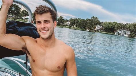 Garrett hawley. Apr 4, 2021 · Garrett Hawley is a TikTok star and model from Florida. He is also a dental student. He is also popular for his shirtless Instagram pictures and videos and has amassed a following of 106,000 ... 