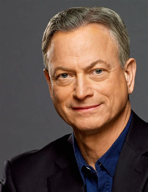 Gary sinese. Gary Sinise is a famous American actor, musician, and director who is best known for his comedic and dramatic roles in several films and television series. He is the winner of an Emmy Award, and a Golden Globe Award for his performance in ‘Of Mice and Men’, ‘Forest Gump’, ‘Apollo 13’, and ‘Truman’. 