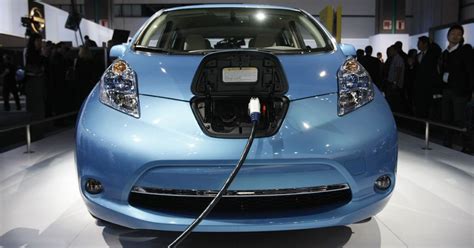 Gas and electric cars. 8 Aug 2022 ... Although there are numerous differences between fuel and electric vehicles, the main difference is their power source. An electric car uses the ... 