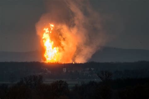 An explosion in a residential suburb outside Pittsburgh on Saturday morning left six people dead - including a father and son - and injured several others. The explosion and large fire in Plum .... 