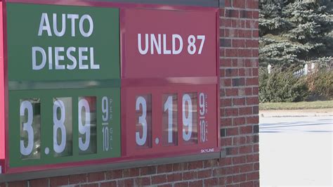 Gas prices akron. The average price in Akron now stands at $3.13 per gallon, while drivers in Cleveland are paying an average of $3.18. ... Gas prices also fell 10.5 cents in Cleveland, bringing the city’s new ... 