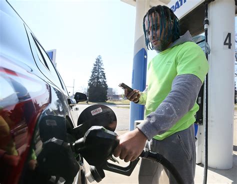 The average price of gas first went over $1 a gallon in 1980, when it went from $0.86 per gallon to $1.19 per gallon. When was the last time gas was under $2 a gallon? The last time the average price of gas was less than $2 was 15 years ago, in 2004. The average price of gas then was $1.88.. 