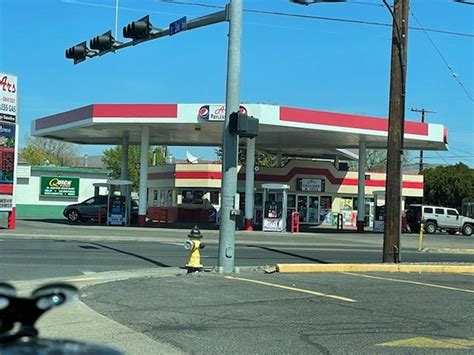 CHEAPEST UNLEADED GAS IN YAKIMA. Yakima Ave Quick Stop, 702 W Yakima Ave: $3.55. Arco AM/PM, 1601 W Washington Ave: $3.55. Phillips 76, 3922 Fruitvale Blvd: $3.69. Phillips 76, 620 N 16th Ave: $3.75.