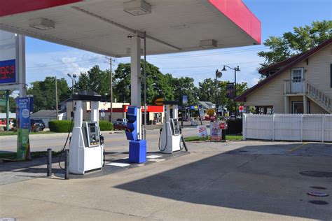 Huck's in Marion, IL. Carries Regular, Midgrade, Premium, Diesel. Has Propane, C-Store, Pay At Pump, Restrooms, Air Pump, Loyalty Discount, Lotto. Check current gas .... 